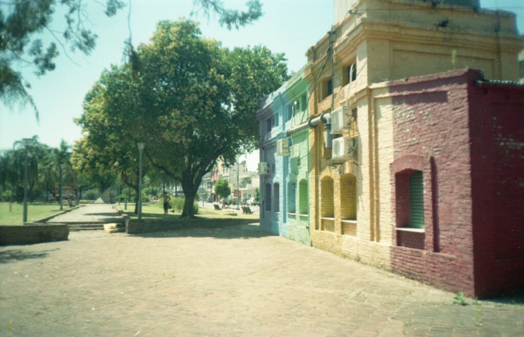 Santa Fe, Argentina, houses, buildings. Photo by Nico Chamorro Coscia on Unsplash