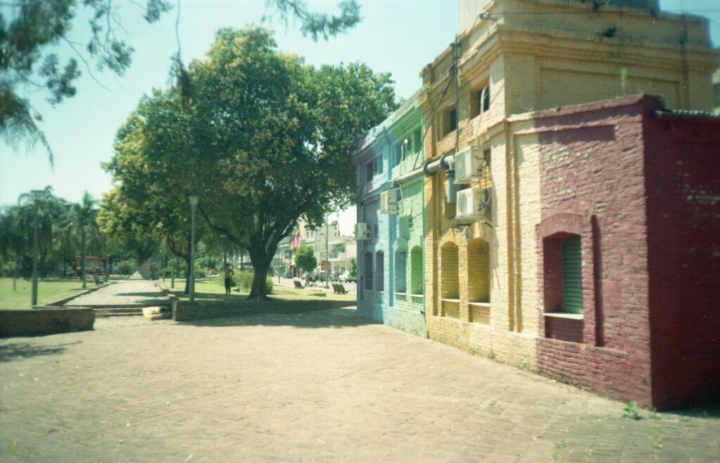 Santa Fe, Argentina, houses, buildings. Photo by Nico Chamorro Coscia on Unsplash
